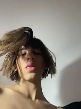 SiaraRealist online show from April 2026 09:54:02 PM