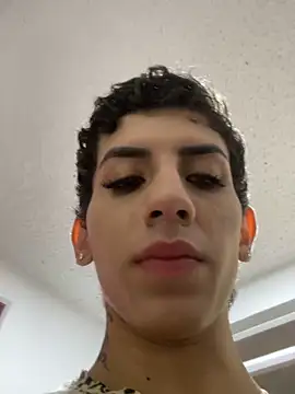 SiaraRealist online show from November 2025 09:19:01 PM