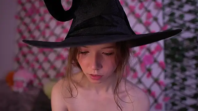 Petite Polly online show from October 2025 06:07:01 PM