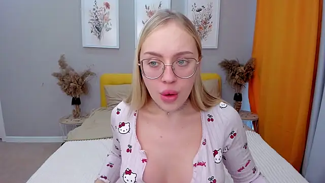 Snapshot of CeaneLino chatting on November 2025 08:03:02 AM CeaneLino online show from November 2025 08:03:02 AM