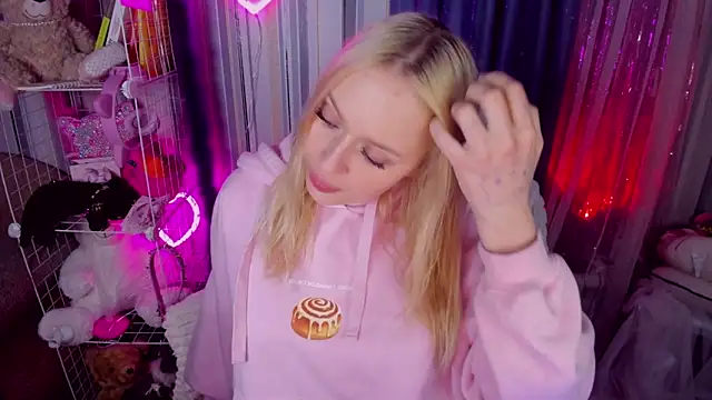 CeaneLino online show from April 2026 04:57:02 PM