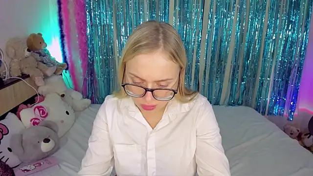 Snapshot of CeaneLino chatting on November 2025 09:19:02 PM CeaneLino online show from November 2025 09:19:02 PM