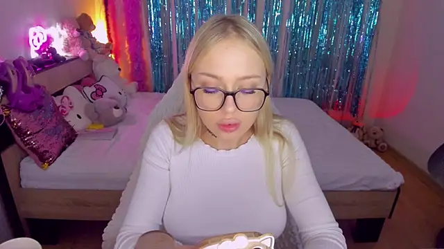 Snapshot of CeaneLino chatting on October 2025 08:05:01 PM CeaneLino online show from October 2025 08:05:01 PM