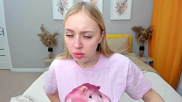 Snapshot of CeaneLino chatting on November 2025 07:41:01 AM CeaneLino online show from November 2025 07:41:01 AM