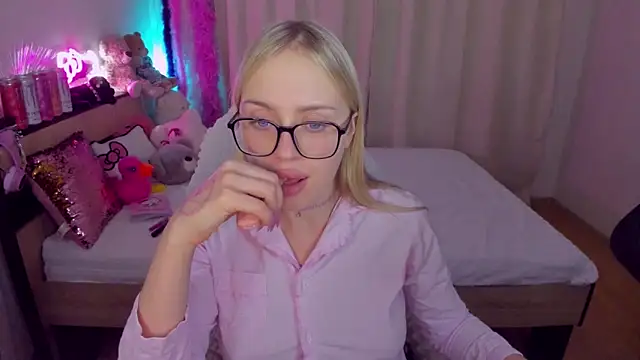 Snapshot of CeaneLino chatting on October 2025 07:36:01 PM CeaneLino online show from October 2025 07:36:01 PM