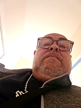 Snapshot of B1GLO chatting on February 2026 11:57:01 PM B1GLO online show from February 2026 11:57:01 PM