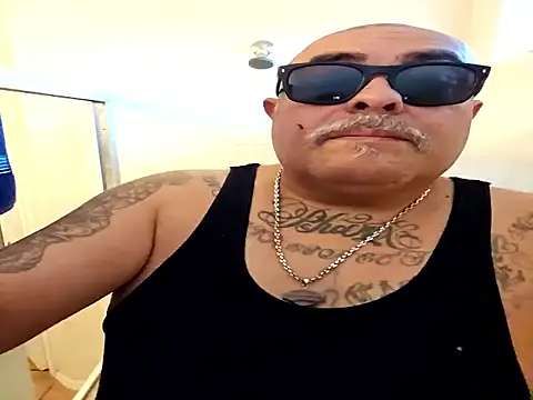 Snapshot of B1GLO chatting on December 2025 11:07:01 PM B1GLO online show from December 2025 11:07:01 PM