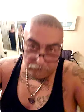 Snapshot of B1GLO chatting on December 2025 01:55:02 AM B1GLO online show from December 2025 01:55:02 AM