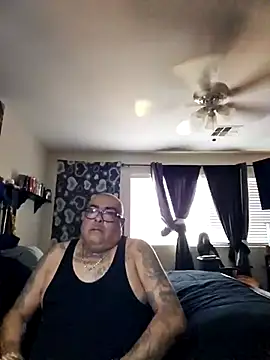 Snapshot of B1GLO chatting on November 2025 11:26:01 PM B1GLO online show from November 2025 11:26:01 PM