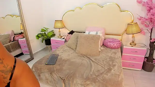 Snapshot of _NinaFox_ chatting on July 2026 08:48:01 PM NinaFox online show from July 2026 08:48:01 PM