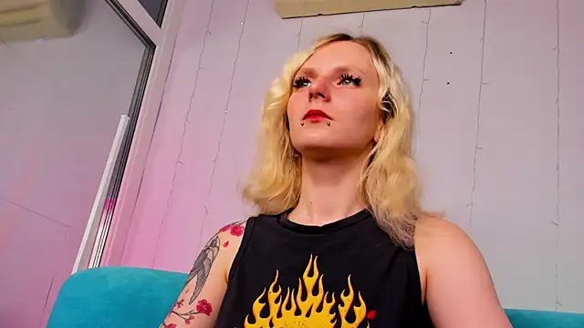LikiLips online show from October 2025 01:39:02 AM