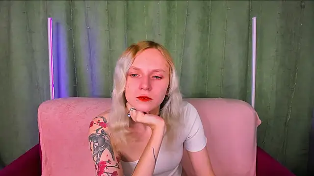 LikiLips online show from December 2025 01:06:01 AM