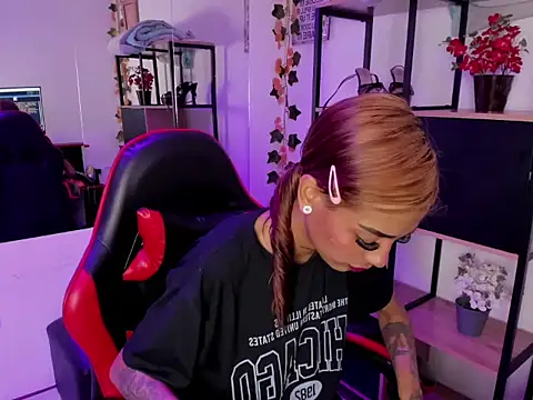 KarlaSlutSkinny   online show from December 2025 03:21:01 AM