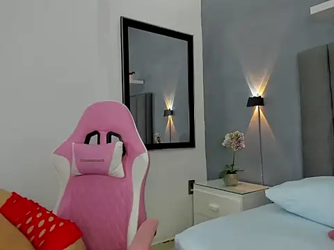 laura maite  online show from November 2025 12:16:01 PM