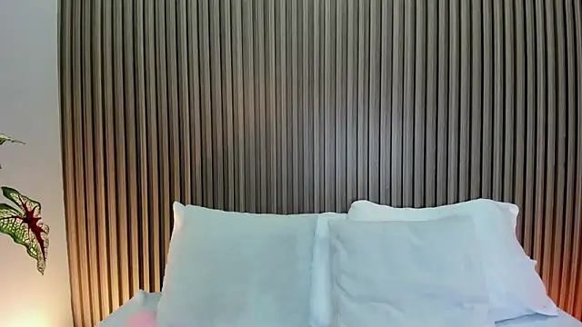 laura maite  online show from October 2025 12:07:01 PM