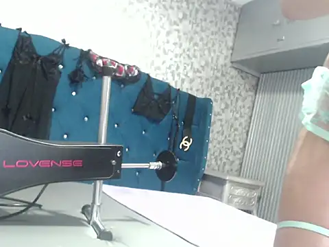 Snapshot of CrisstalPink chatting on November 2025 04:49:02 AM CrisstalPink online show from November 2025 04:49:02 AM