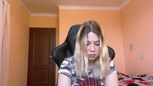 Snapshot of HotLuna69 chatting on December 2025 07:24:02 AM HotLuna69 online show from December 2025 07:24:02 AM