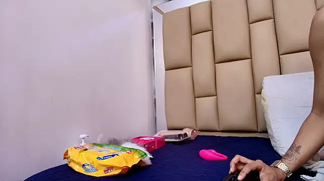 hannah teehn online show from November 2025 07:06:01 PM