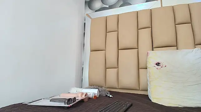 hannah teehn online show from November 2025 07:02:02 PM