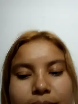 Snapshot of momisucia chatting on October 2025 04:40:02 PM momisucia online show from October 2025 04:40:02 PM