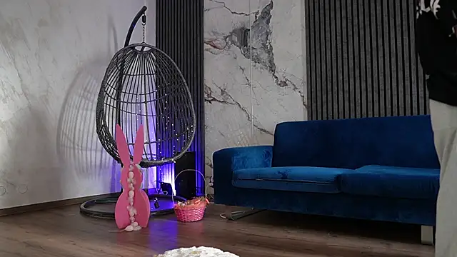 RachelRavee online show from April 2026 05:00:02 AM