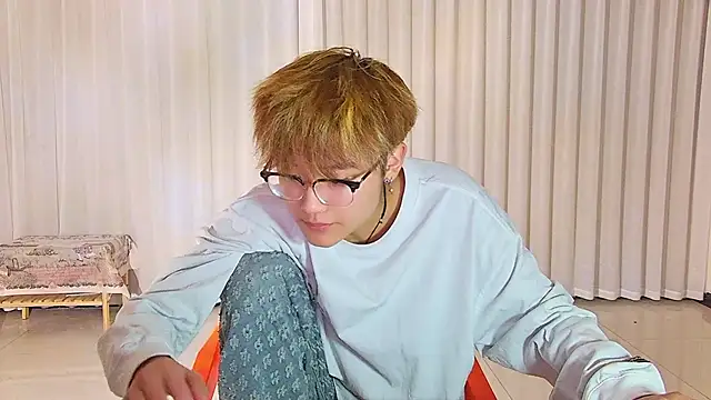 KK-cuteboy online show from April 2026 06:24:01 PM