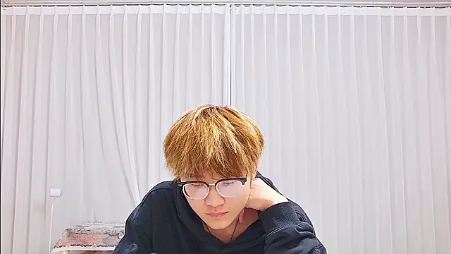 KK-cuteboy online show from April 2026 06:20:02 AM