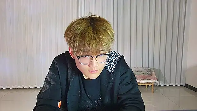 KK-cuteboy online show from April 2026 12:18:02 PM