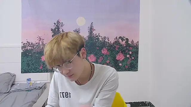 KK-cuteboy online show from April 2026 07:28:02 PM