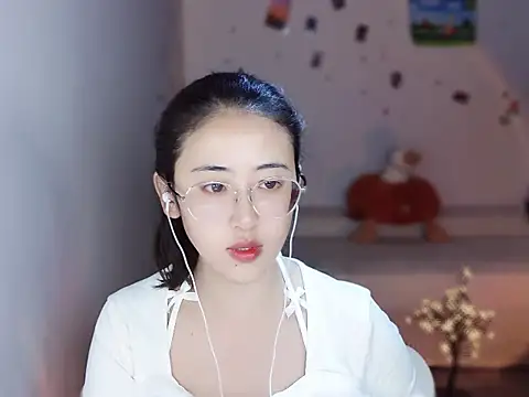 Snapshot of Queena_ chatting on December 2025 07:47:01 AM Queena online show from December 2025 07:47:01 AM