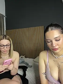 LoraShines online show from May 2026 11:28:02 AM