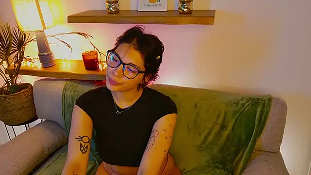 LoraShines online show from December 2025 09:09:02 AM