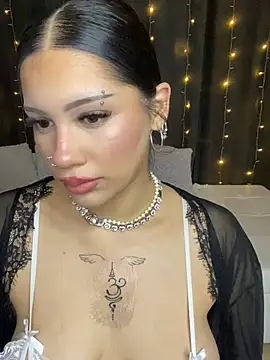 LoraShines online show from May 2026 05:21:02 PM