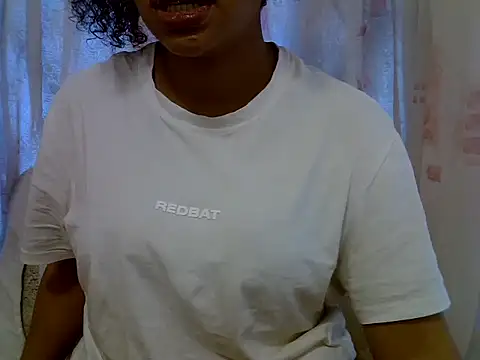 JuicyLipsXx1 online show from October 2025 11:44:02 AM