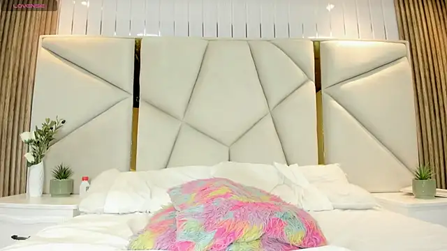 rebeca brown  online show from April 2026 07:07:02 PM