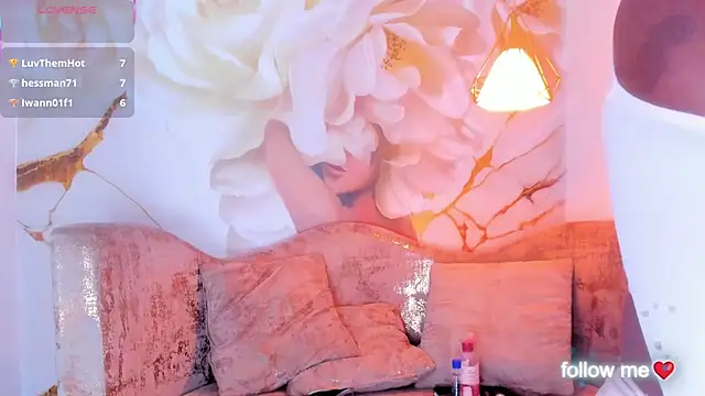 Snapshot of ChannelCroix chatting on November 2025 07:39:01 PM ChannelCroix online show from November 2025 07:39:01 PM