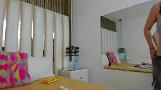 AmbarGills online show from November 2025 12:59:01 PM