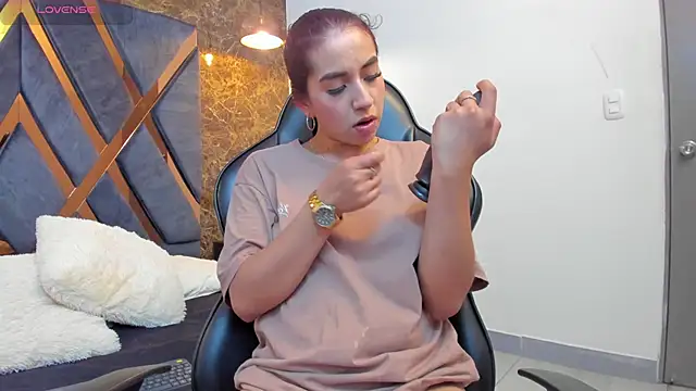 Vittoria Conti  online show from November 2025 05:17:02 PM