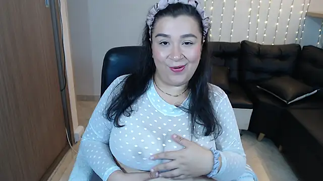 Snapshot of bella_sweet_01 chatting on October 2025 12:06:02 PM bella sweet 01 online show from October 2025 12:06:02 PM