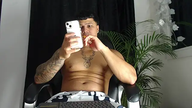 Snapshot of Boyhot_00 chatting on February 2026 01:51:01 AM Boyhot 00 online show from February 2026 01:51:01 AM