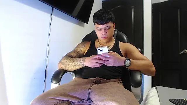 Snapshot of Boyhot_00 chatting on December 2025 04:39:02 AM Boyhot 00 online show from December 2025 04:39:02 AM