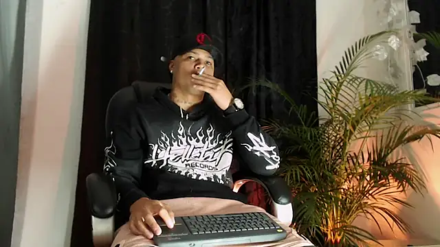 Snapshot of Boyhot_00 chatting on February 2026 01:36:02 AM Boyhot 00 online show from February 2026 01:36:02 AM