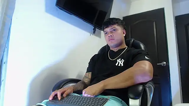 Snapshot of Boyhot_00 chatting on October 2025 03:40:02 AM Boyhot 00 online show from October 2025 03:40:02 AM