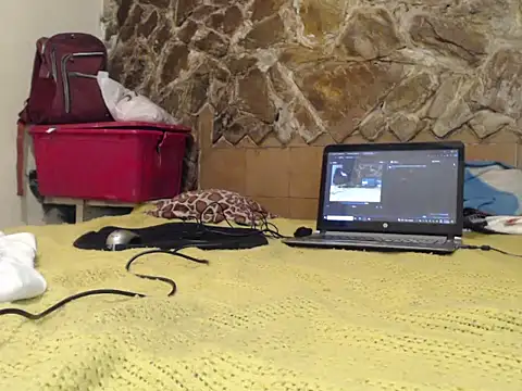 Snapshot of Gabby-Kinky chatting on October 2025 11:13:01 PM Gabby-Kinky online show from October 2025 11:13:01 PM