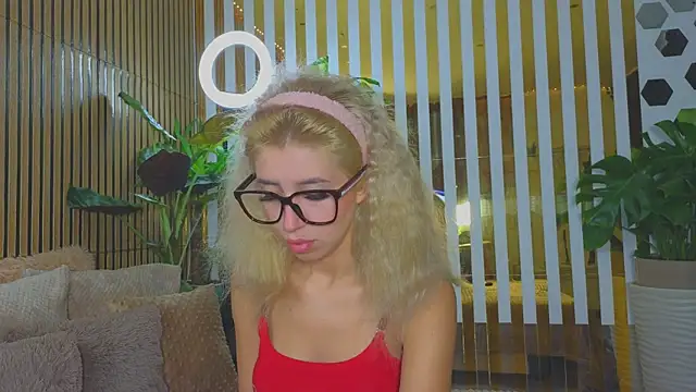 Snapshot of Violetttttta chatting on October 2025 08:43:02 PM Violetttttta online show from October 2025 08:43:02 PM