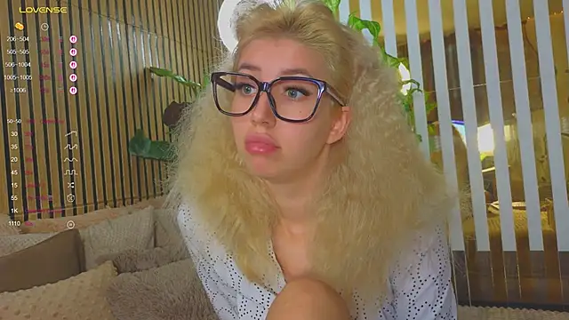 Snapshot of Violetttttta chatting on October 2025 08:32:02 PM Violetttttta online show from October 2025 08:32:02 PM