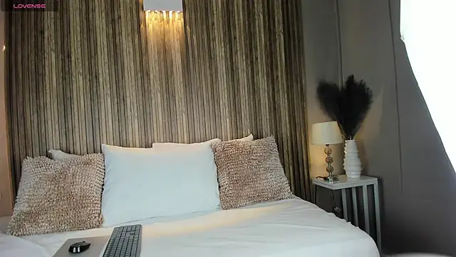 Snapshot of VanneCamiel chatting on November 2025 11:37:01 AM VanneCamiel online show from November 2025 11:37:01 AM