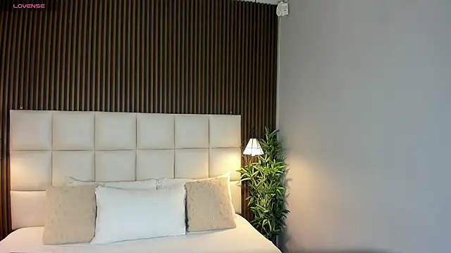 Snapshot of VanneCamiel chatting on December 2025 11:34:02 AM VanneCamiel online show from December 2025 11:34:02 AM