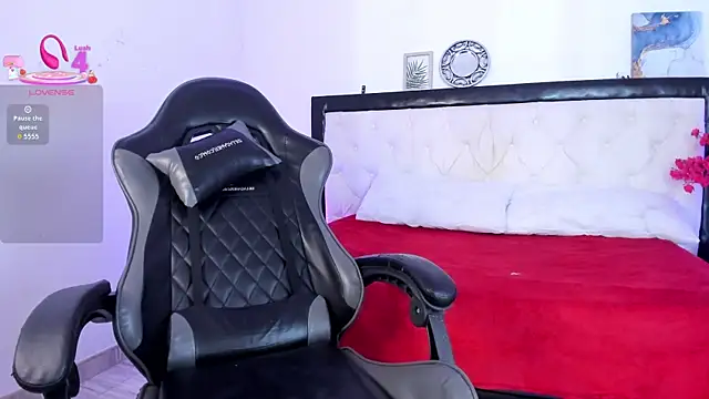 Snapshot of Sara_Roades chatting on November 2025 07:03:01 PM Sara Roades online show from November 2025 07:03:01 PM