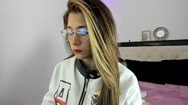 Snapshot of Sara_Roades chatting on November 2025 07:47:01 PM Sara Roades online show from November 2025 07:47:01 PM